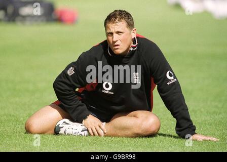 Cricket - erster Cornhill Versicherungstest - England / Simbabwe - Netze. Englands Darren Gough tief in Gedanken bei Lord's Stockfoto