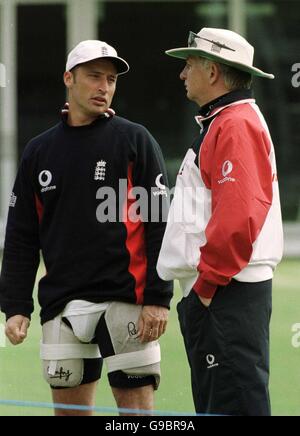 Cricket - erster Cornhill Versicherungstest - England / Simbabwe - Netze. England Kapitän Nasser Hussain (l) mit Trainer Duncan Fletcher (r) Stockfoto
