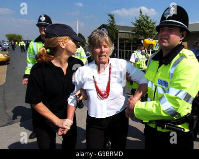 Die Polizei verhaftete den Veteranen der Friedenskampagnerin Lindis Percy, nachdem sie dem ehemaligen US-Präsidenten George Bush Senior Fragen geschrieen hatte, als er zur Yorkshire International Business Convention in Harrogate kam. Stockfoto