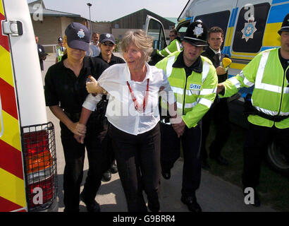 Die Polizei verhaftete den Veteranen der Friedenskampagnerin Lindis Percy, nachdem sie dem ehemaligen US-Präsidenten George Bush Senior Fragen geschrieen hatte, als er zur Yorkshire International Business Convention in Harrogate kam. Stockfoto