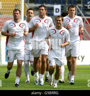 Jamie Carragher, John Terry, Frank Lampard, Michael Owen und Michael Carrick aus England (L-R) während einer Trainingseinheit im FIFA World Cup Stadium, Frankfurt, Deutschland. Stockfoto