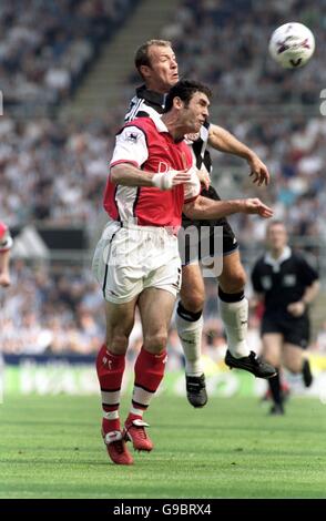 Fußball - FA Carling Premiership - Newcastle United / Arsenal. Martin Keown von Arsenal (l) steht vor Alan Shearer von Newcastle United (r) Stockfoto