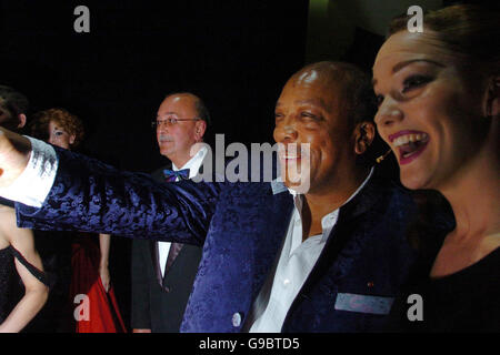 Legendären Produzenten Quincy Jones trifft auf die Besetzung von Sinatra, auf der Bühne im London Palladium im Zentrum von London. PRESSEVERBAND Foto. Bild Datum: Donnerstag, 8. Juni 2006. Der Produzent hatte diese Abendvorstellung des Musicals basiert auf dem Leben von Frank Sinatra vor dem Treffen dann der Besetzung beobachtet. PRESSEVERBAND FOTO. Bildnachweis sollte lauten: Johnny Green/PA Stockfoto