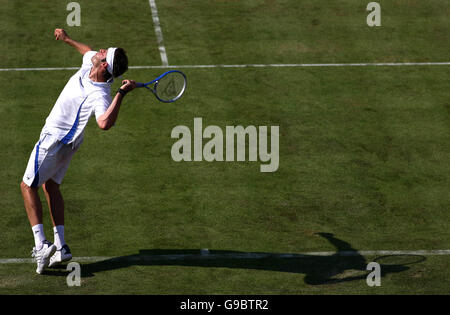 Tennis - Stella Artois Championships 2006 - Queens Club. Der britische Greg Rusedski dient dem französischen Antony Dupuis Stockfoto