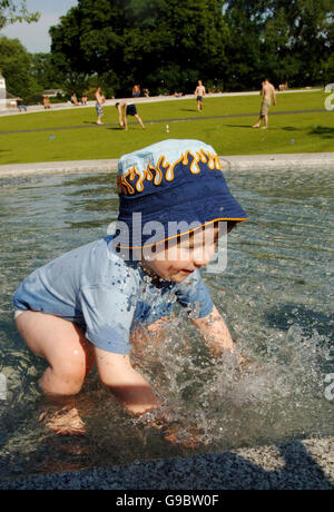 Jack Harris, 2, aus Chelsea, genießt die Sonne im Diana Memorial Fountain im Hyde Park, London, während das heiße Wetter anhält. Stockfoto