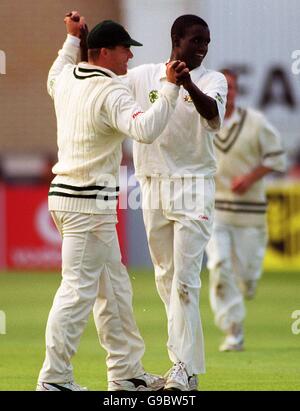 Cricket - zweiter Cornhill Versicherungstest - England gegen Simbabwe - erster Tag. Simbabwes Heath Streak (l) gratuliert dem Debütanten Mluleki Nkala zum Wicket von England, Captain Nasser Hussain Stockfoto