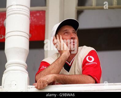 Cricket - zweiter Cornhill Versicherungstest - England gegen Simbabwe - zweiter Tag. Englands Kapitän Nasser Hussain wartet darauf, dass der Regen am zweiten Tag des zweiten Testmatches gegen Simbabwe aufhört Stockfoto