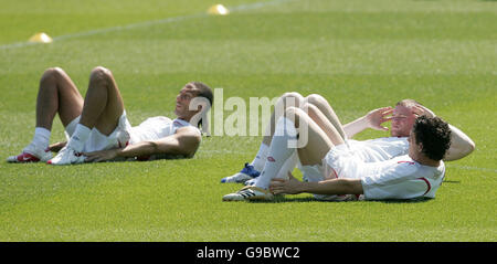 England ist (von links nach rechts) Wayne Rooney, Rio Ferdinand und Owen Hargreaves während einer Trainingseinheit im Mittelbergstadion, Buhlertal, Deutschland. Stockfoto