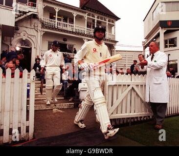 Cricket - zweiter Cornhill Versicherungstest - England gegen Simbabwe - Dritter Tag. Englands Michael Atherton und Alec Stewart gehen zu Beginn des 3. Tages an der Trent Bridge aus, Atherton fuhr fort, 136 zu machen Stockfoto