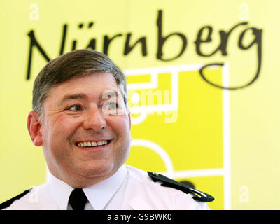 Stephen Thomas, stellvertretender Oberkommandant der Greater Manchester Police und Kommandant der britischen Polizeioperation in Deutschland, spricht auf einer Pressekonferenz in Nürnberg über die Polizeioperation in Deutschland. Stockfoto