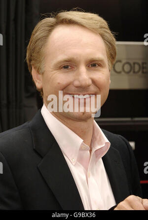 Dan Brown, der Autor von „The Da Vinci Code“, nimmt an der Taufe eines Eurostar-Zuges zu Ehren des Films im internationalen Eurostar-Terminal in Waterloo Station im Süden Londons Teil. Stockfoto