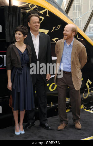 Die Stars von „The Da Vinci Code“ Audrey Tautou und Tom Hanks sowie der Regisseur des Films Ron Howard (R) nehmen an der Taufe eines Eurostar-Zuges zu Ehren des Films im internationalen Eurostar-Terminal in Waterloo Station im Süden Londons Teil. Stockfoto