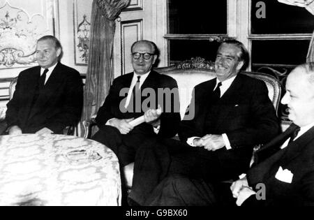 In Paris kamen die Premierminister und Außenminister von Großbritannien und Frankreich zu dringenden Gesprächen zusammen. Sie sind von links: Außenminister Selwyn Lloyd, französischer Premierminister Guy Mollet, Premierminister Sir Anthony Eden und französischer Außenminister M. Pineau. Stockfoto