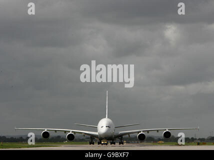 Das größte Passagierflugzeug der Welt, der riesige Airbus A380 mit 555 Sitzplätzen, nachdem er am Londoner Flughafen Heathrow landete. Stockfoto