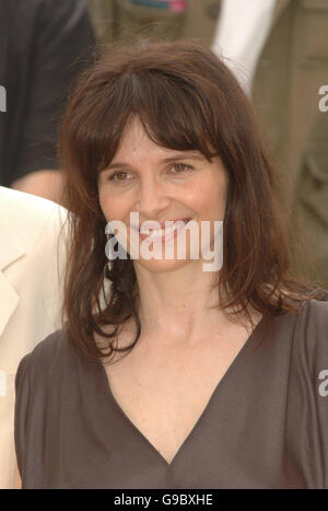 AP-AUSGANG. Juliette Binoche besucht eine Fotozelle für ihren neuen Film 'Paris je T'aime' beim Palais du Festival in Cannes, Frankreich. Stockfoto