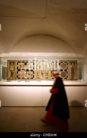 Canon, dass Jane Hecken geht vorbei an der The Westminster Altaraufsatz (ein großer Alter Panel) in der Westminster Abbey, central London - das 13. Jahrhundert Altarbild wurde ursprünglich im Auftrag von König Henry III, wurde über einen Zeitraum von sieben Jahren restauriert und steht nun in der Abtei Museum. PRESSEVERBAND Foto: Bild Datum: Donnerstag, 18. Mai 2006. Tests während der Restaurierung haben das Panel, datiert die bedeckt ist mit christlichen Bildern, an die 1260s endlich beweisen die Theorie, die es für den Staatsopernchor der Westminster Abbey 1269 gemacht wurde. Bildnachweis sollte lauten: Chris Young/PA Stockfoto