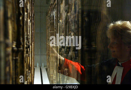 Canon, dass Jane Hecken geht vorbei an der The Westminster Altaraufsatz (ein großer Alter Panel) in der Westminster Abbey, central London - das 13. Jahrhundert Altarbild wurde ursprünglich im Auftrag von König Henry III, wurde über einen Zeitraum von sieben Jahren restauriert und steht nun in der Abtei Museum. PRESSEVERBAND Foto: Bild Datum: Donnerstag, 18. Mai 2006. Tests während der Restaurierung haben das Panel, datiert die bedeckt ist mit christlichen Bildern, an die 1260s endlich beweisen die Theorie, die es für den Staatsopernchor der Westminster Abbey 1269 gemacht wurde. Bildnachweis sollte lauten: Chris Young/PA Stockfoto