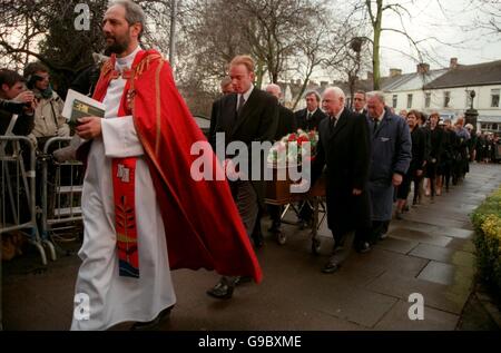 (r-l) Nat Lofthouse, Sir Tom Finney und Gordon Banks tragen den Sarg mit Freunden der Familie. Stockfoto