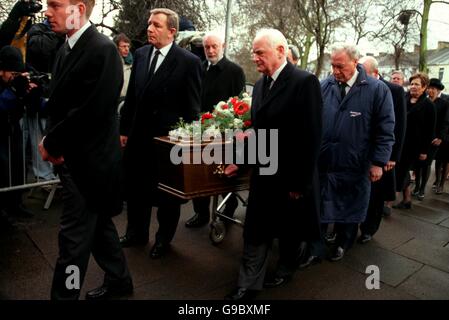 (r-l) Nat Lofthouse, Sir Tom Finney und Pat Brogan tragen den Sarg mit Freunden der Familie. Stockfoto