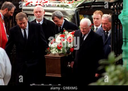 (Gegen den Uhrzeigersinn von rechts) Sir Tom Finney, Nat Lofthouse, Gordon Banks und Pat Brogan tragen den Sarg mit Freunden der Familie. Stockfoto