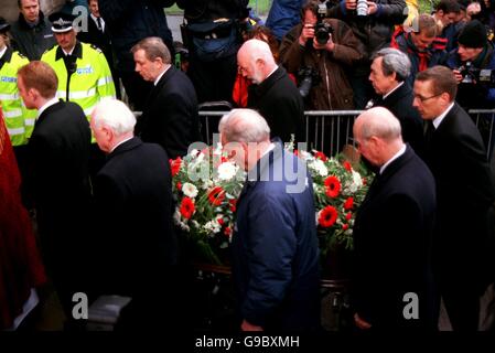 (l-r) Sir Tom Finney, Nat Lofthouse, Sir Bobby Charlton und Gordon Banks tragen zusammen mit Familienfreunden den Sarg in die Kirche Stockfoto