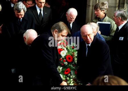 Sir Bobby Charlton (r), Nat Lofthouse, Sir Tom Finney (hinten, zweite rechts), Gordon Banks (l) und Pat Brogan, die beim Begräbnis von Sir Stanley Matthews Vollbäuer waren Stockfoto