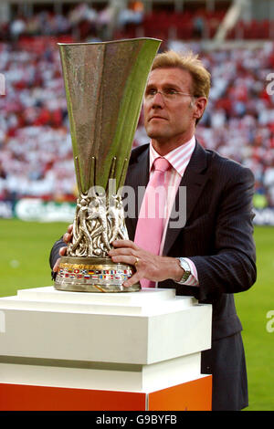 Fußball - UEFA-Cup - Finale - Middlesbrough gegen Sevilla - Philips Stadion. Hans van Breukelen führt die UEFA Cup Trophy durch Stockfoto