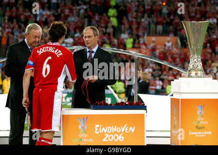 Fußball - UEFA-Cup - Finale - Middlesbrough gegen Sevilla - Philips Stadion. Middlesbrough-Kapitän Gareth Southgate erhält seine Nächstplatzierten von UEFA-Präsident Lennart Johansson und Lars-Christer Olsson Stockfoto