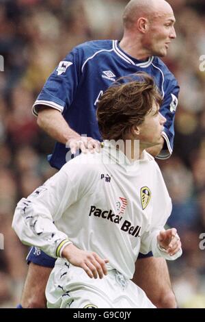 Fußball - FA Carling Premiership - Leeds United / Chelsea. Harry Kewell von Leeds United wird vom Chelsea-Kollegen Frank Leboeuf auf dem Laufenden gehalten (TOP) Stockfoto