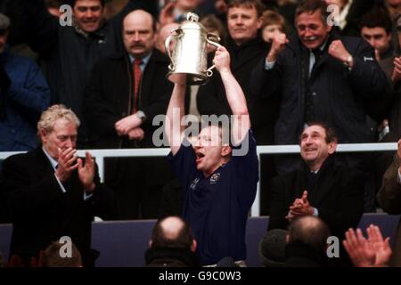 Rugby Union - Lloyds TSB Six Nations Championship - Schottland / England. Der schottische Kapitän Andy Nicol hebt den Calcutta Cup an Stockfoto