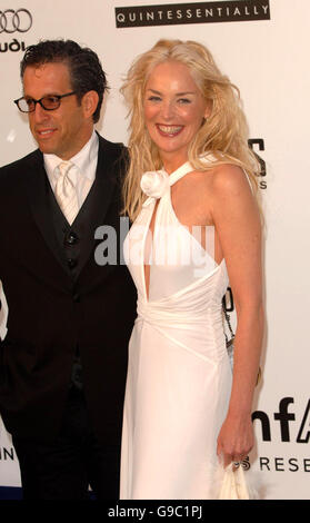 Sharon Stone und Kenneth Cole treffen beim Cinema Against AIDS 2006 ein, der jährlichen Veranstaltung zugunsten der amfAR (American Foundation for AIDS Research) im Le Moulin de Mougins während der 59. Internationalen Filmfestspiele von Cannes. Stockfoto