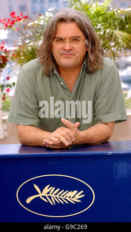 AP OUT: Regisseur Paul Greengrass posiert für Fotografen während des Fotoalles für United 93, auf der Riviera Terrace im Palias du Festival während des 59. Cannes Film Festival, in Frankreich. Stockfoto