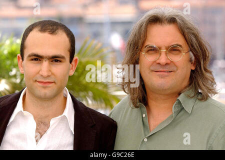 AP OUT: Schauspieler Khalid Abdalla und Regisseur Paul Greengrass (rechts) posieren für Fotografen während der Fotoaufnahme für United 93 auf der Riviera Terrace im Palais du Festival während des 59. Filmfestivals in Cannes in Frankreich. Stockfoto