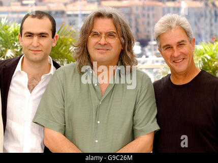 AP OUT: (Von links nach rechts) Schauspieler Khalid Abdalla, Regisseur Paul Greengrass und Ben Sliney posieren für Fotografen während der Fotoaufnahme für United 93, auf der Riviera Terrace im Palais du Festival während des 59. Filmfestivals in Cannes, Frankreich. Stockfoto