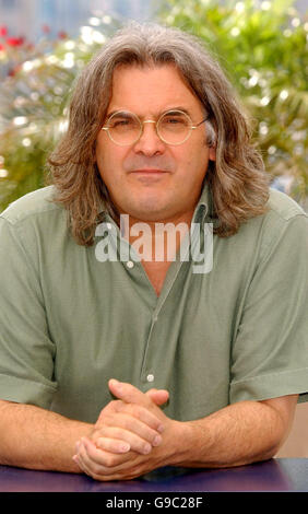 AP OUT: Regisseur Paul Greengrass posiert für Fotografen während der Fotoschau für United 93 auf der Riviera Terrace im Palais du Festival während des 59. Filmfestivals in Cannes in Frankreich. Stockfoto