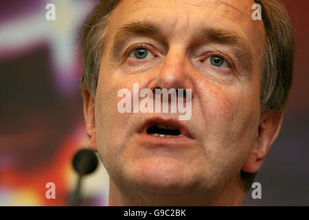 Der irische Verkehrsminister Martin Cullen spricht zum Start der RSA-Kampagne „Summer Arve Alive“ in Dublin. Stockfoto