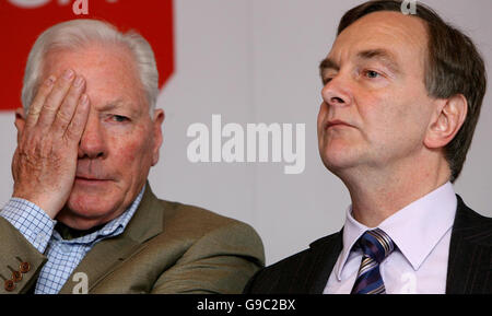 Vorsitzender der Road Safety Authority Gay Byrne (links) und Verkehrsminister Martin Cullen TD beim Start der RSA-Kampagne "Summer Arve Alive" in Dublin. Stockfoto