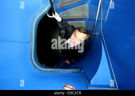 Verkehrsminister Martin Cullen TD an Bord des neuen Dublin Tour Bus powered by Biodiesel, einem Pilotprojekt, das sich ursprünglich auf die Tour Bus Flotte vor Regierungsgebäuden in Dublin konzentrieren wird. Stockfoto