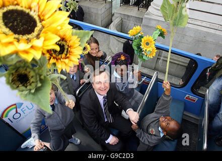 Verkehrsminister Martin Cullen TD mit Schülern der Central Model Infant School, Marlborough Street, an Bord des neuen Dublin Tour Bus powered by Biodiesel, einem Pilotprojekt, das sich ursprünglich auf die Tour Bus Flotte vor Regierungsgebäuden in Dublin konzentrieren wird. Stockfoto