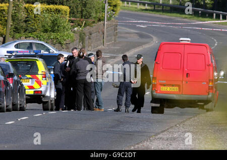 Die Polizei versiegelt ein Gebiet in Newtownabbey in der Nähe von Nord-Belfast, da der loyalistische paramilitärische Chef Mark Haddock heute Abend nach dem Anschlag von Attentätern um sein Leben kämpft. Stockfoto