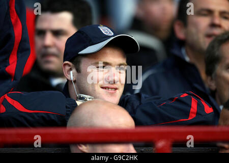Der Engländer Wayne Rooney blickt auf das Freundschaftsspiel gegen Ungarn im Old Trafford in Manchester. Stockfoto