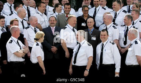 Mitglieder der uniformierten Division der UK World Cup Police Liaison Group in ihrem Trainingszentrum in Hendon, Nord-London, teilen einen Witz mit deutschen Polizeibeamten, während sie die britischen Offiziere vor dem Fußballturnier ausbilden. Stockfoto