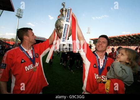 (L-R) Charlton Athletic's Graham Stuart und Kapitän Mark Kinsella feiern mit seiner Tochter mit der Meisterschaft der ersten Division Stockfoto