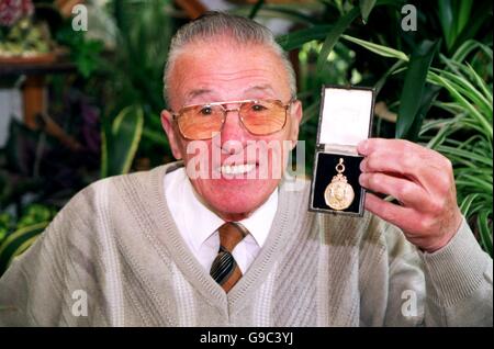 Fußball – Johnny Dixon-Feature. Johnny Dixon, ehemaliger Aston Villa-Spieler, hält die Siegermedaille des FA Cup Finales 1957 hoch Stockfoto