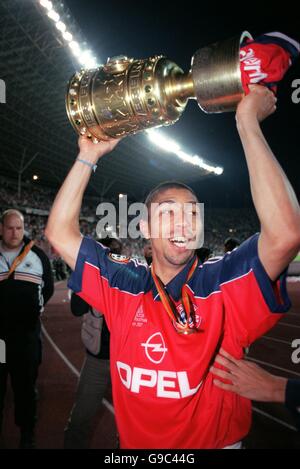 Deutscher Fußball - DFB-Pokal - Finale - Bayern München / Werder Bremen. Der FC Bayern München, Giovane Elber, feiert nach dem Sieg seiner Mannschaft im Jahr 3-0 mit dem Deutschen Pokal Stockfoto