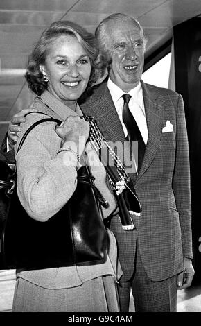 Katie Boyle mit ihrem Ehemann Peter Saunders - Heathrow Flughafen Stockfoto