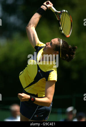 Tennis - The Surbiton Trophy 2006 - Surbiton Tennisschläger und Fitnessclub. Die britische Sarah Borwell im Kampf gegen Vilmarie Castellvi in Puerto Rico Stockfoto