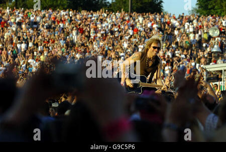 KEINE MERCHANDISING Bon Jovi durchführen in der National Bowl in Milton Keynes als Bestandteil ihrer haben eine schöne Tagestour Stockfoto