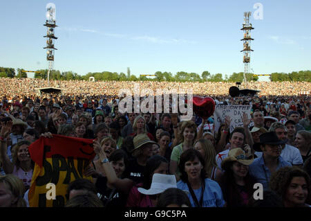 Bon Jovi in der National Bowl in Milton Keynes im Rahmen von auftreten sehen keine MERCHANDISING der Masse ihre haben eine schöne Tagestour Stockfoto