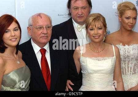 Der ehemalige russische Präsident Michail Gorbatschow, mit Familienangehörigen, als sie bei der Raisa Gorbatschow Foundation Russian Ball im Althorp House, Northamptonshire ankommen. Stockfoto